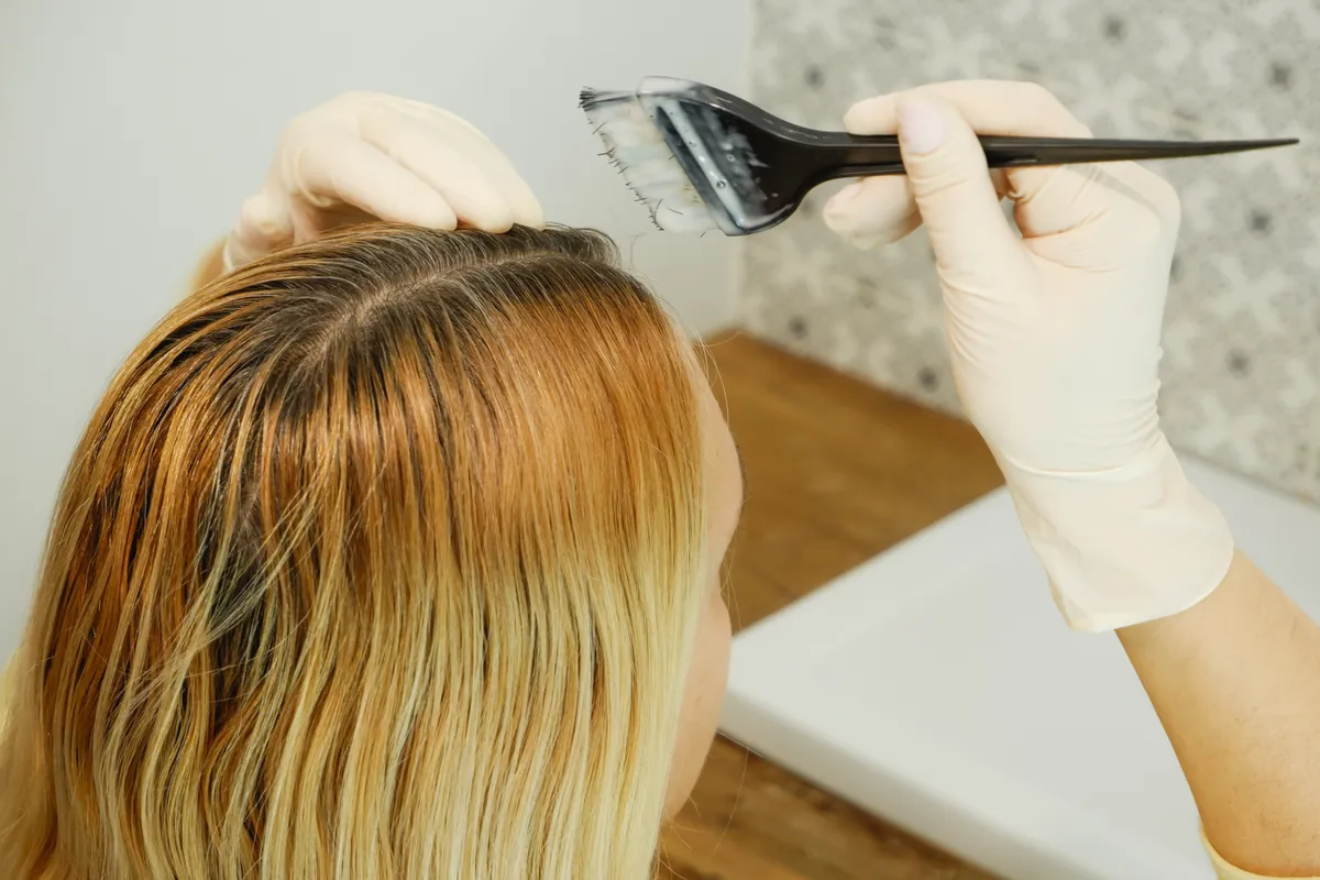 Otthoni hajfestés szőkített, sárgás hajon.