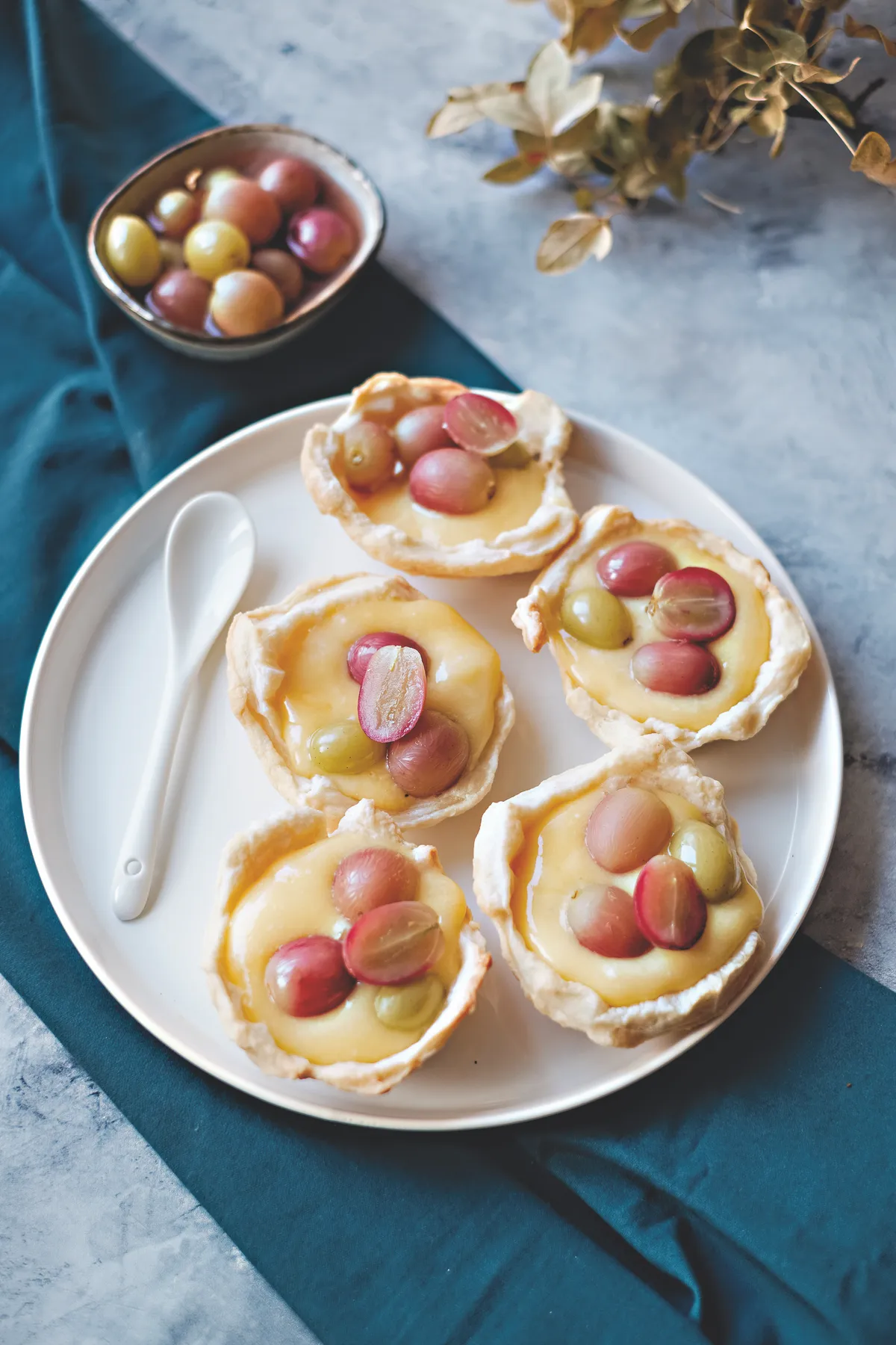 A vaníliás kosárka szőlőkompóttal is a gyors levelestészta receptek közé tartozik. 