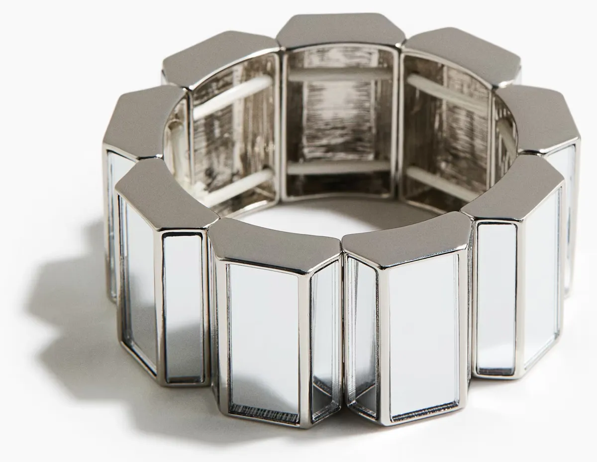 Női divat 50 felett vastag karkötő.