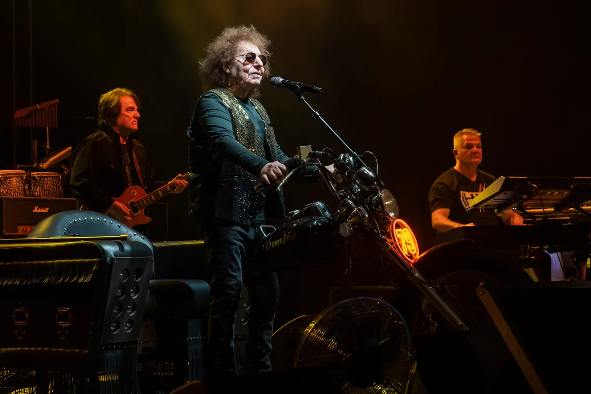 Demjén Ferenc koncert és születésnap
2025_12_21
 A pécsi koncertje előtt tortával köszöntjük