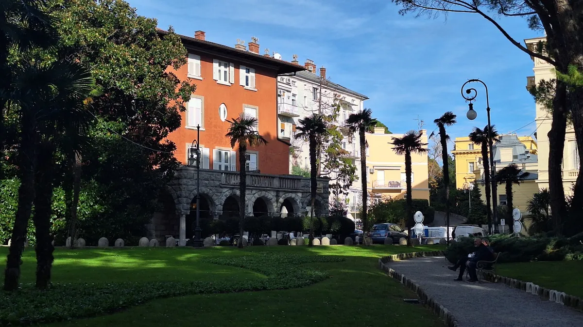 Opatija mediterrán építészete és vegetációja kellemes üdülőhellyé teszik a várost még télen is.