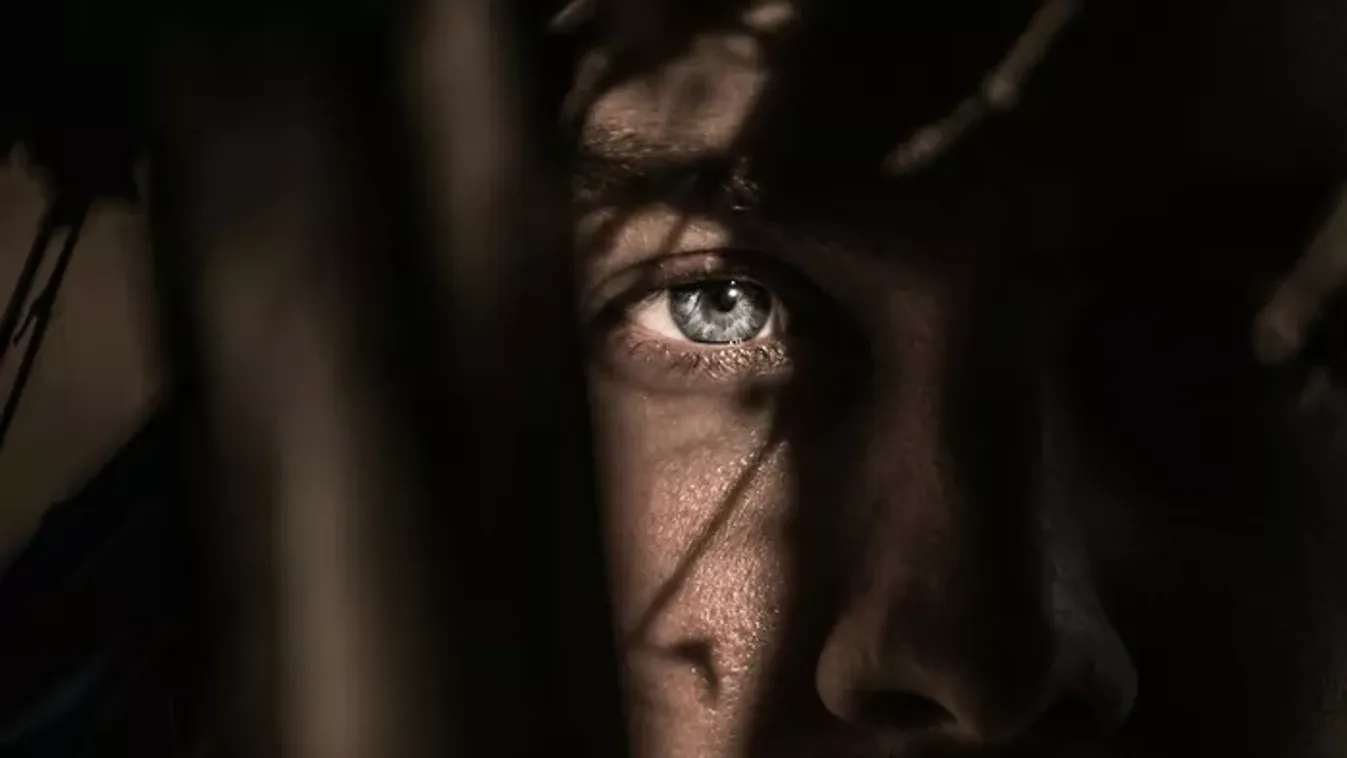 Kegyetlen: féltékenységből esett neki késsel az apjának az elvetemült férfi