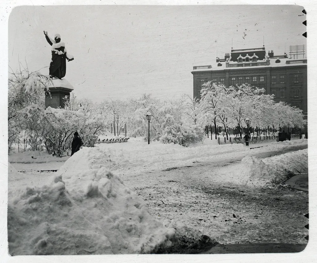 1907. Petőfi Sándor szobra a Dunakorzót lezáró Petőfi téren, mely mai parkosított formáját csak 1970-ben nyerte el.