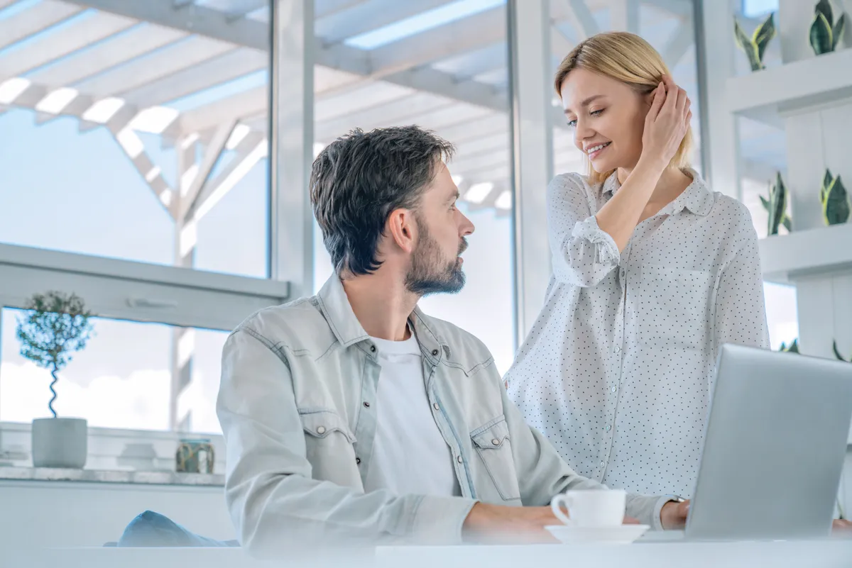 A főnök-beosztott viszony egy férfi és nő között az irodában. 