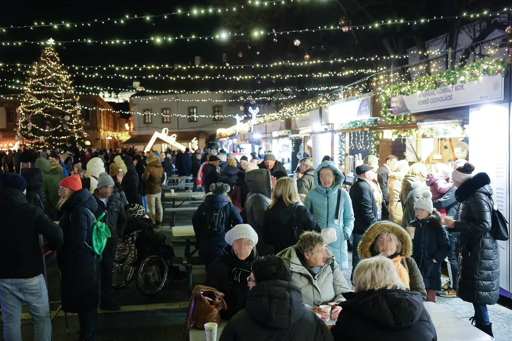 20251128 Eger 
Advent 
Felkapcsolták Eger karácsonyi fényeit kora este a Dobó téren, ahol már jókora tömeg várta az Eger Advent kezdetét. 

Fotó: Huszár Márk  HM
Heves Megyei Hírlap  HMH 