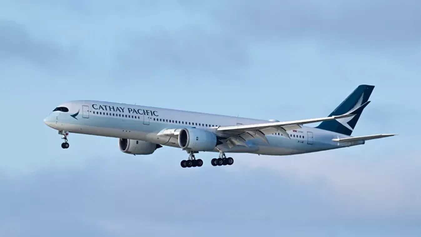 Pánik több ezer méteren: út közben akarta kinyitni egy utas a repülőgép vészkijáratát