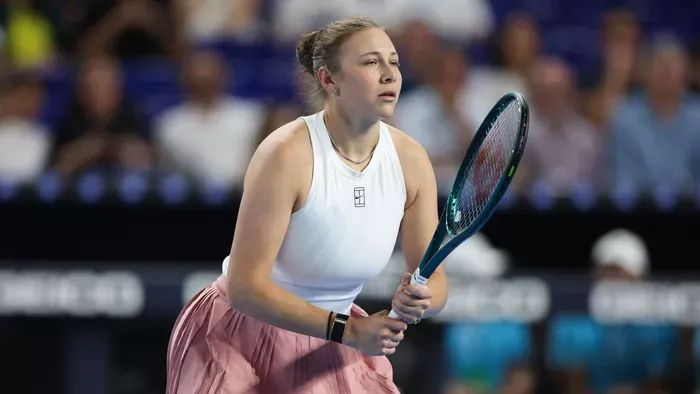 Átlátszó felsőben mutogatta melleit a szexi teniszezőnő