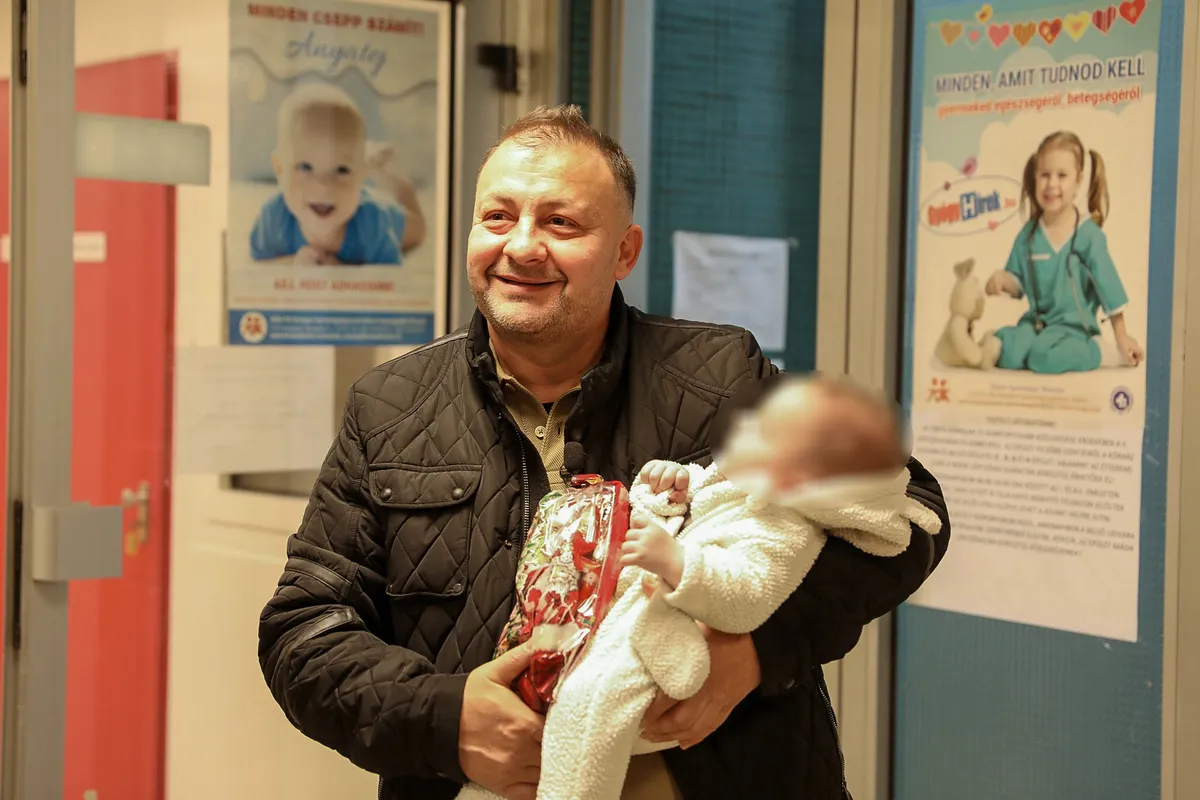 Gáspár Zsolti Mikulás csomagokat osztogat.