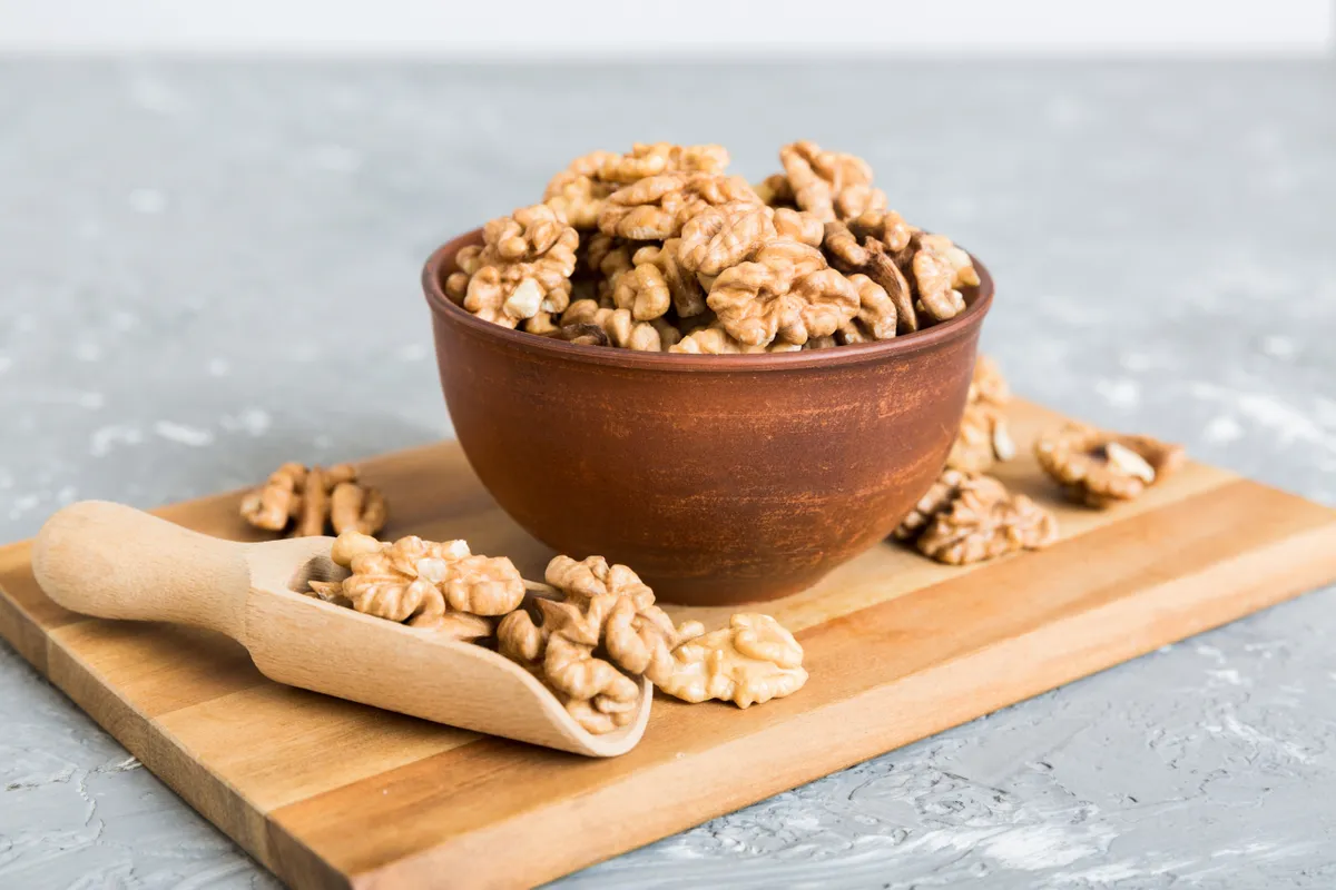 Egy tál pucolt dió, amit a fogyás dióval módszernek megfelelően épp előkészítenek. 
