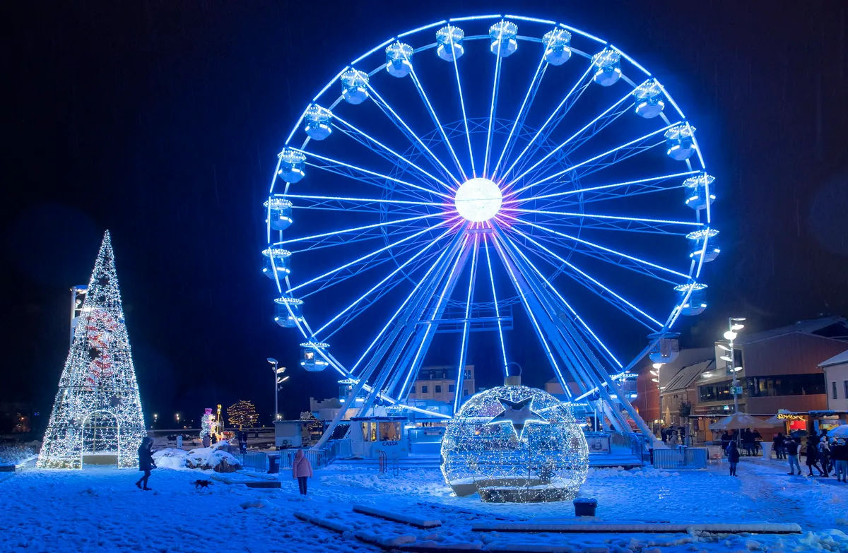 Győr belvárosa és az óriáskerék is karácsonyi fényekben.