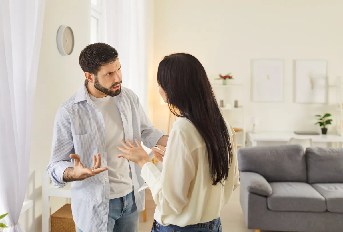 Érzelmi megcsalás miatt veszekedő fiatal pár.
