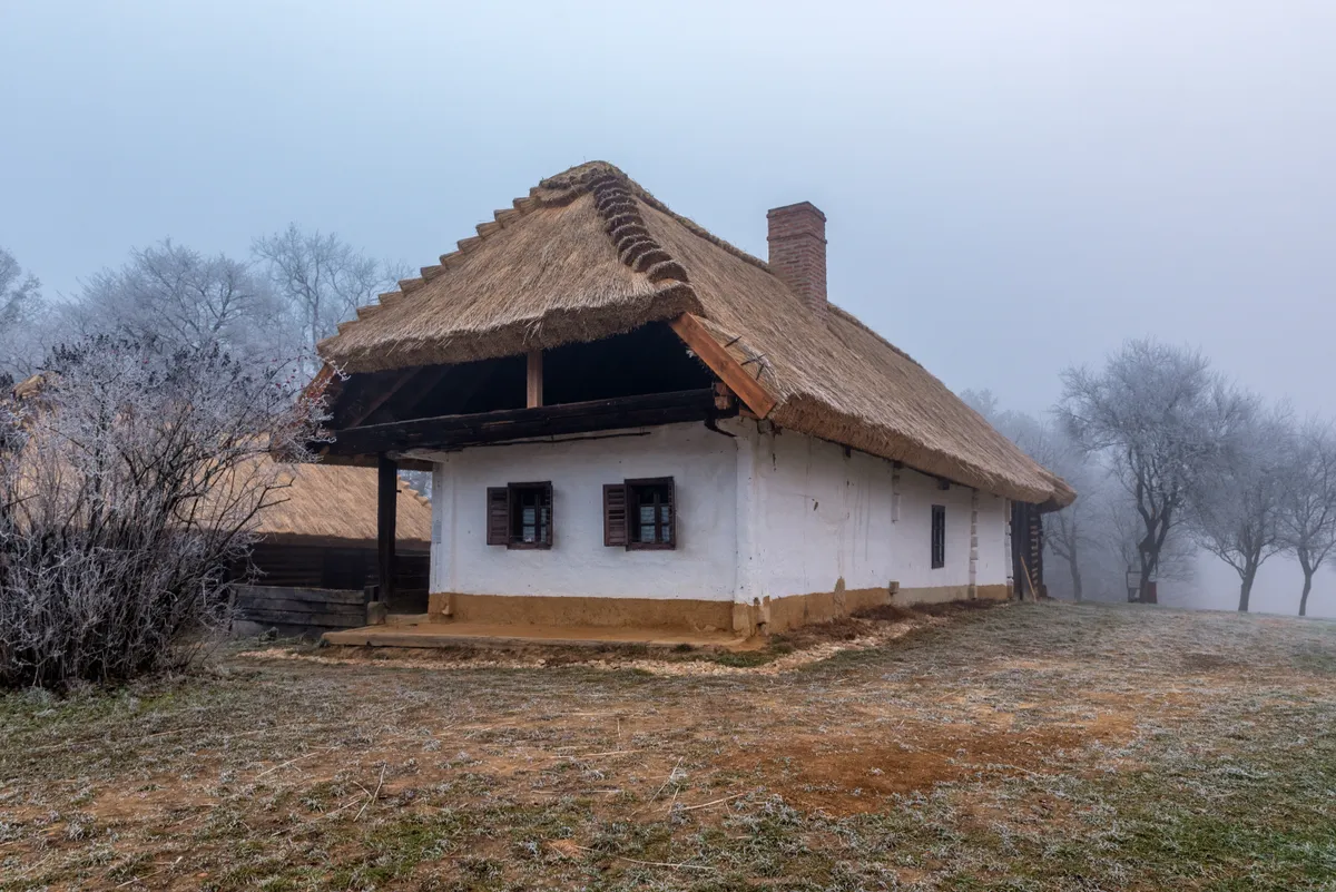 régi őrségi parasztház téli környezetben.
