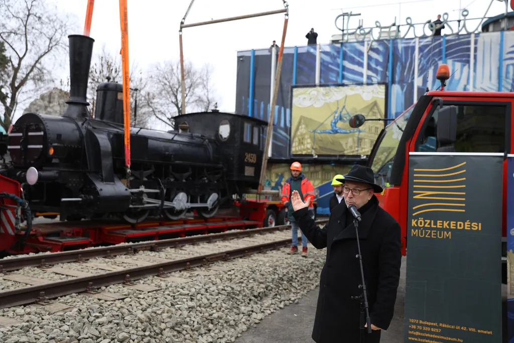 gőzmozdonyt emelnek be a Fővárosi Nagycirkusz elé