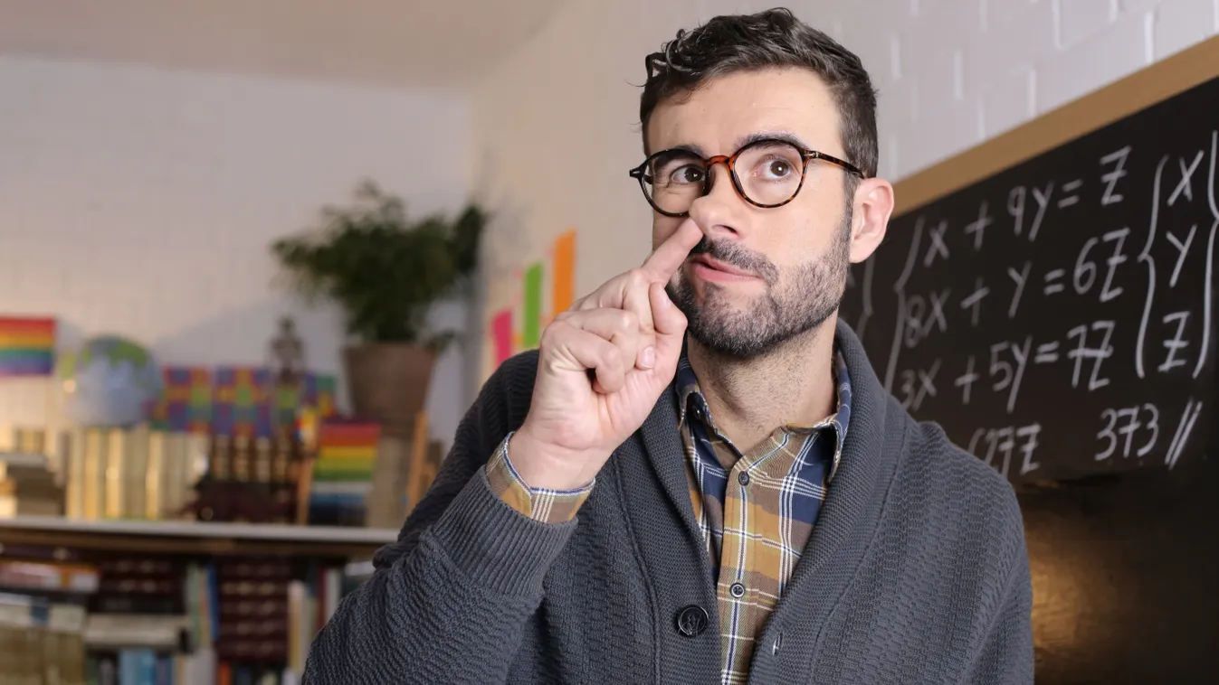 Gusztustalan szokásként orrot piszkáló férfi