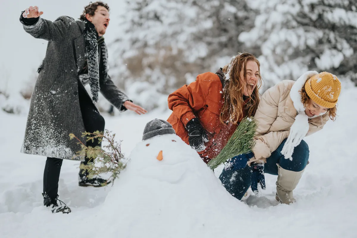Hóembert építő barátok