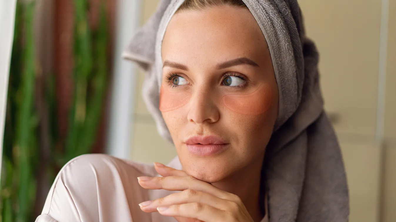 Az arcápolási rutinját végző nő, aki hidratálókrémet is hazsnál.