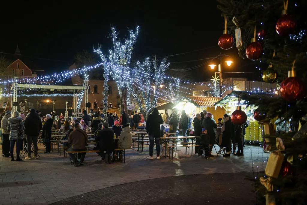 advent_3vas_16
Vidéki karácsonyi fények
Hatvan
20251215 Hatvan Az evangelikus templomban léptek fel a Kocsi Albert AMI tanárai és tanítványai, majd a Kossuth téren Kocsik Mónika evangelikus lelkész gyújtotta a harmadik adventi gyertyát.Fotó: Albert Péter 