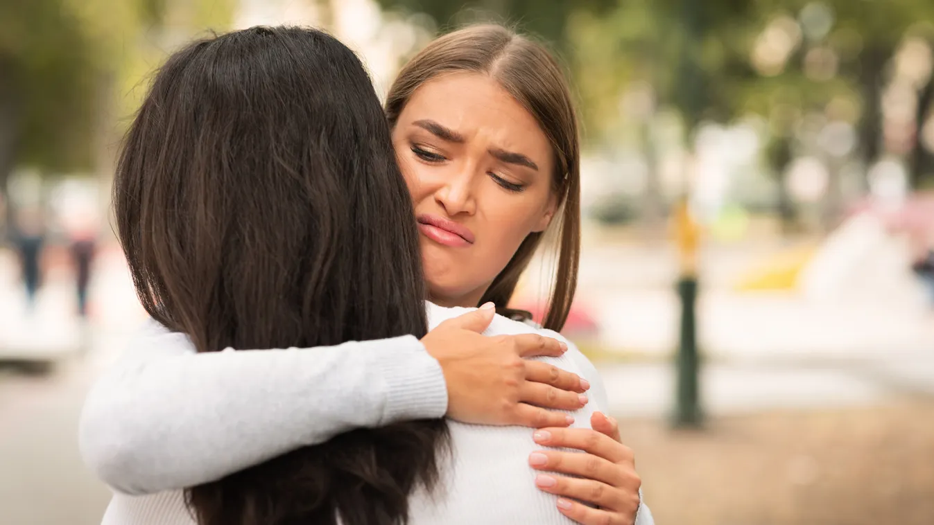 Áruló lány öleli a barátnőjét a horoszkópban.