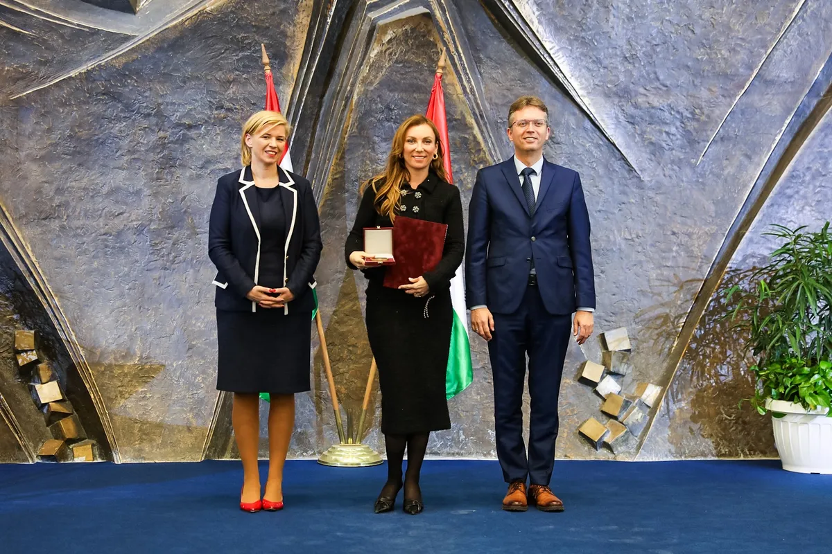 Rúzsa Magdi elismerő díjat kapott a fiatal tehetségek gondozása miatt.