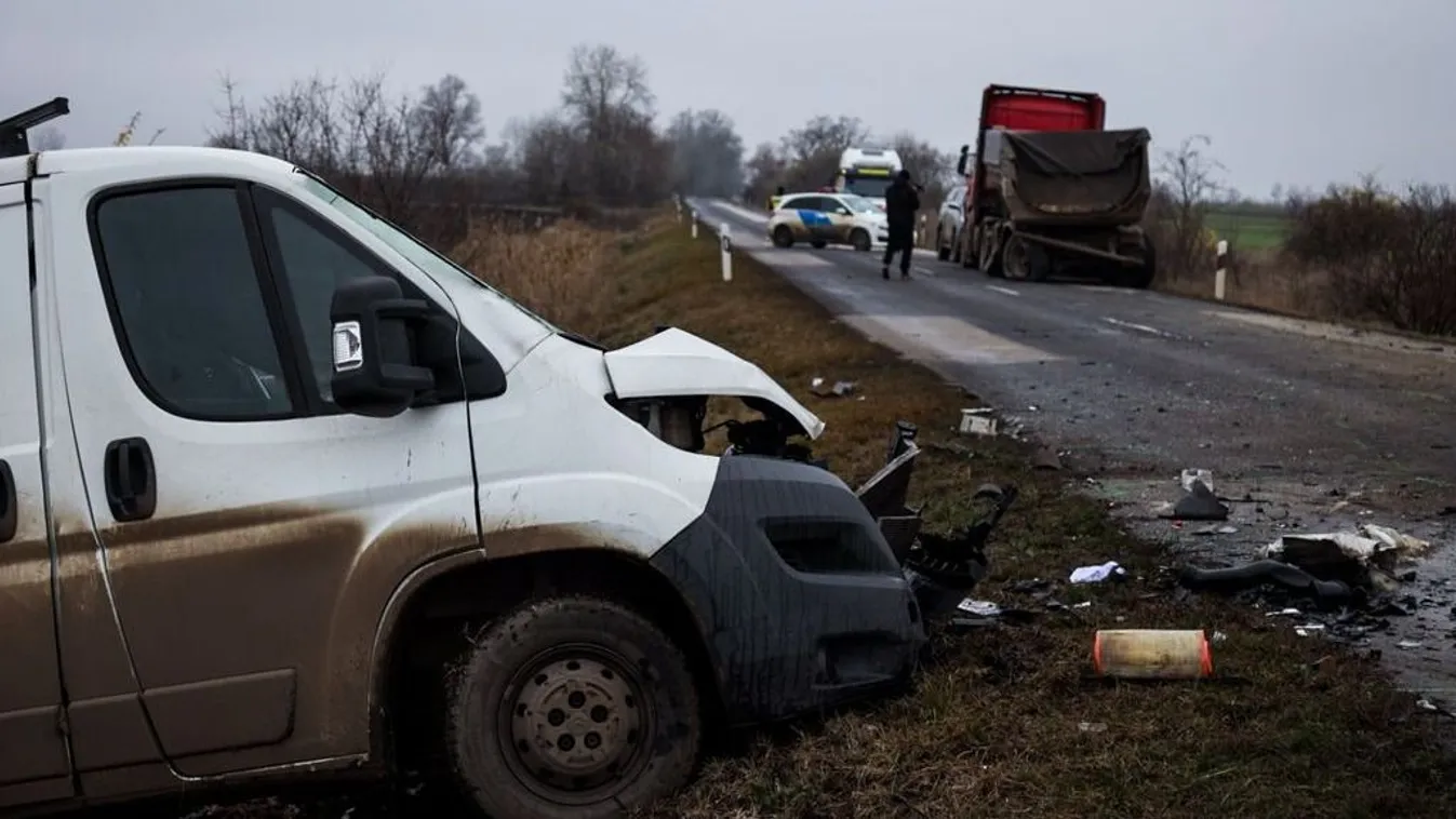 Tragédia a 34-es főúton: a kisbusz teljesen összeroncsolódott, egy férfi életét már nem lehetett megmenteni