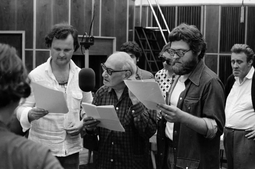 Balázs Péter
Magyarország,
Budapest VIII.
a Magyar Rádió 20-as stúdiója, hangjáték próbafelvétele, előtérben Balázs Péter, Kőmíves Sándor és Vajda László színművészek.
Év
1975
Képszám
147098