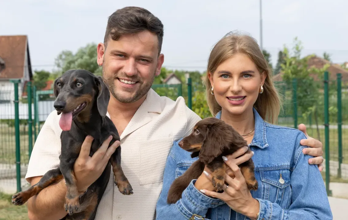 Első karácsonyukra készülnek kisfiúkkal Szabó Ádámék.