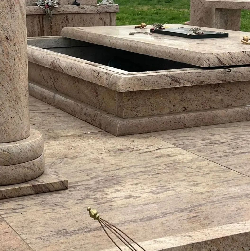 Megrongálták Kis Grófo apjának sírját.