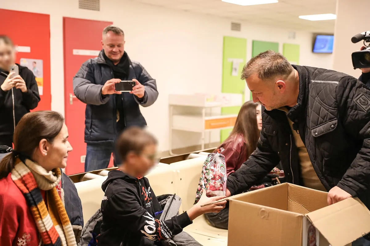 Gáspár Zsolti Mikulás csomagokat osztogat.