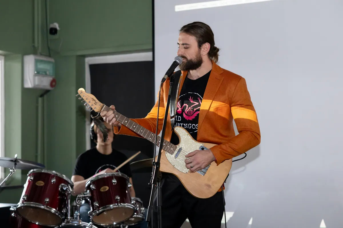 Kádár L. Gellért a Dead Flamingos zenekar frontembere.