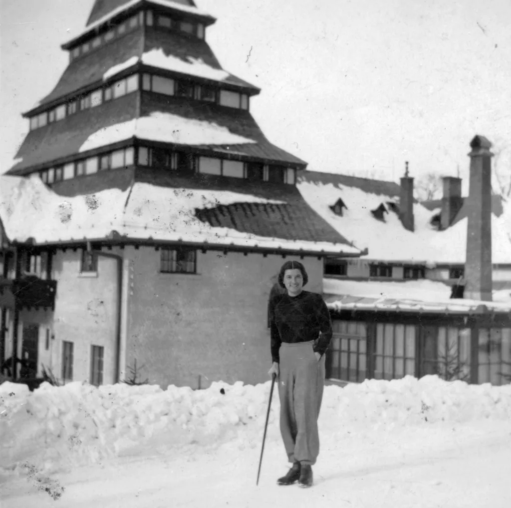 1935, Mátraháza - Túrázó nő a híres Hotel Pagoda előtt, amely mára az enyészeté lett, akkoriban azonban Mátraháza ikonikus épülete volt. 