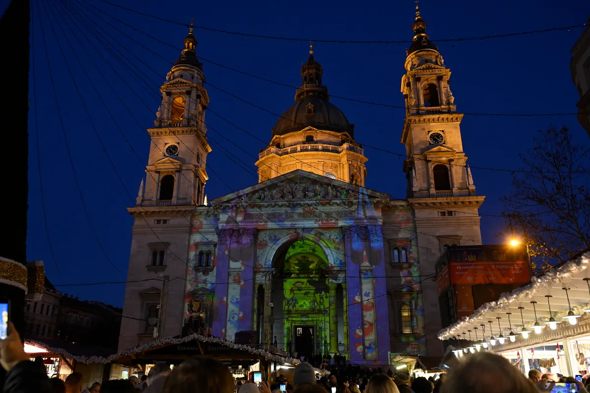 Fényfestés a Bazilika falára az adventi vásáron.