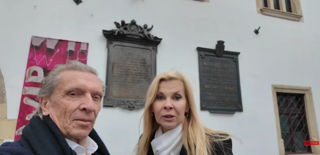 Polgár Tünde és Polgár Árpád ellátogattak I. Mátyás magyar király szülőházához is erdélyi túrájuk során