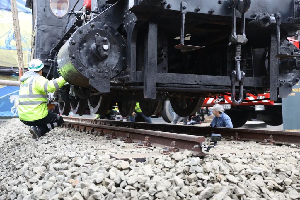 gőzmozdonyt emelnek be a Fővárosi Nagycirkusz elé