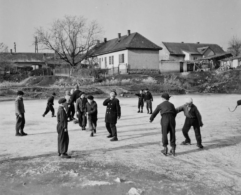 1961, Szentendre - jégpályán korcsolyázó gyerekek a későbbi Rózsakert lakótelep helyén.