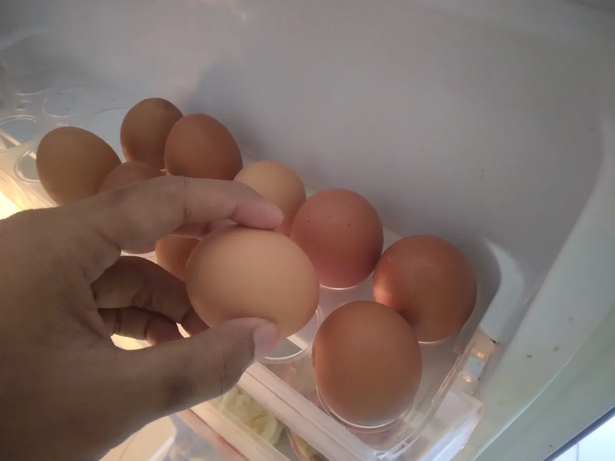 Főtt tojás tárolása a hűtő ajtajában.