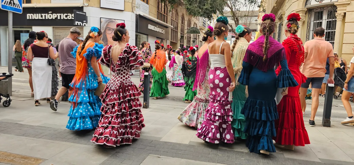 Újévi szokásnak megfelelően pöttyös ruhába öltözött hölgyek a Fülöp-szigeteken