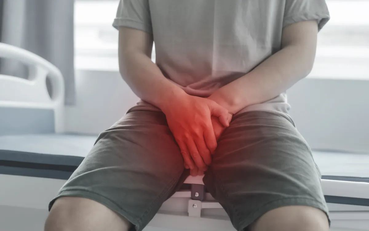 Prosztatarák gyanúja miatt orvosi váróban várakozó férfi