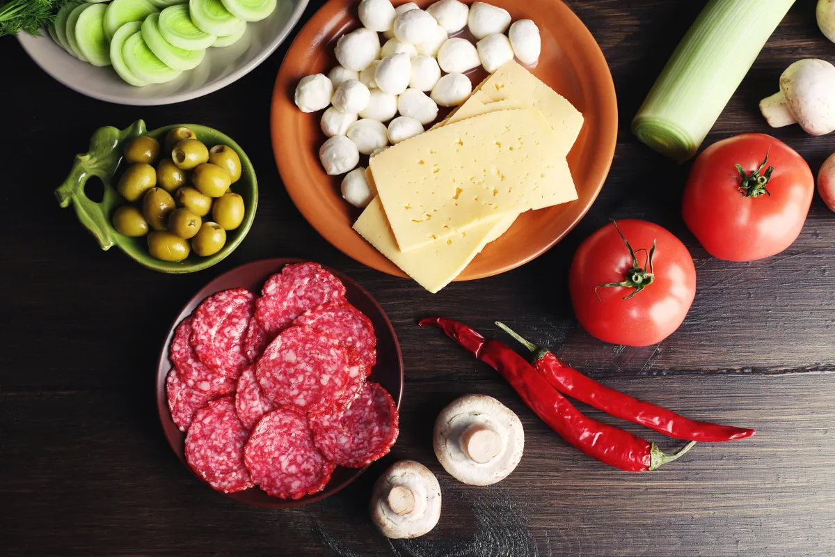 Diétás pizza recept hozzávalói egy asztalon