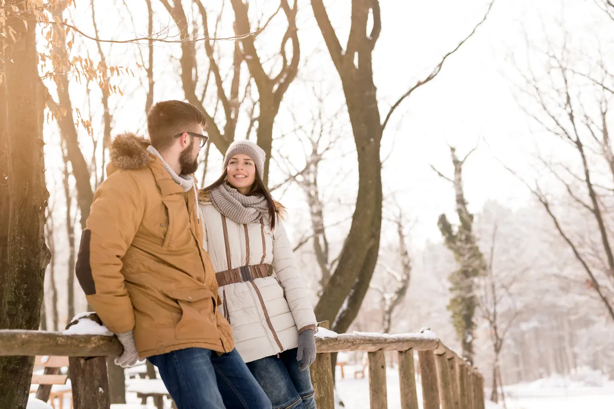 Fiatal pár téli túrája egy magyar várnál