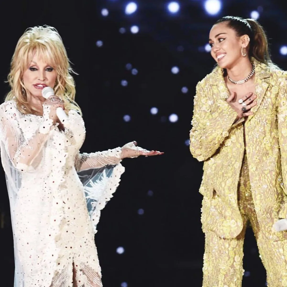 Miley Cyrus megnyugtató híreket osztott meg keresztanyja, Dolly Parton egészségi állapotáról 