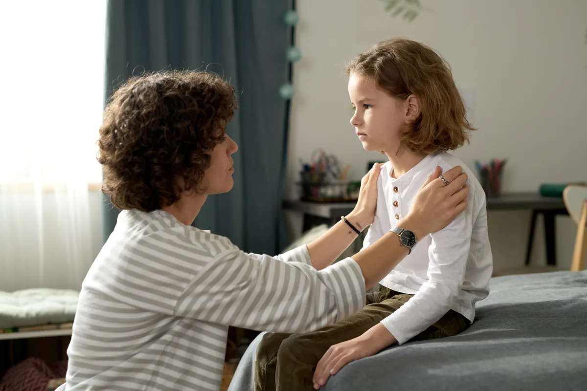 Kislányával a gyászról beszélgető édesanya