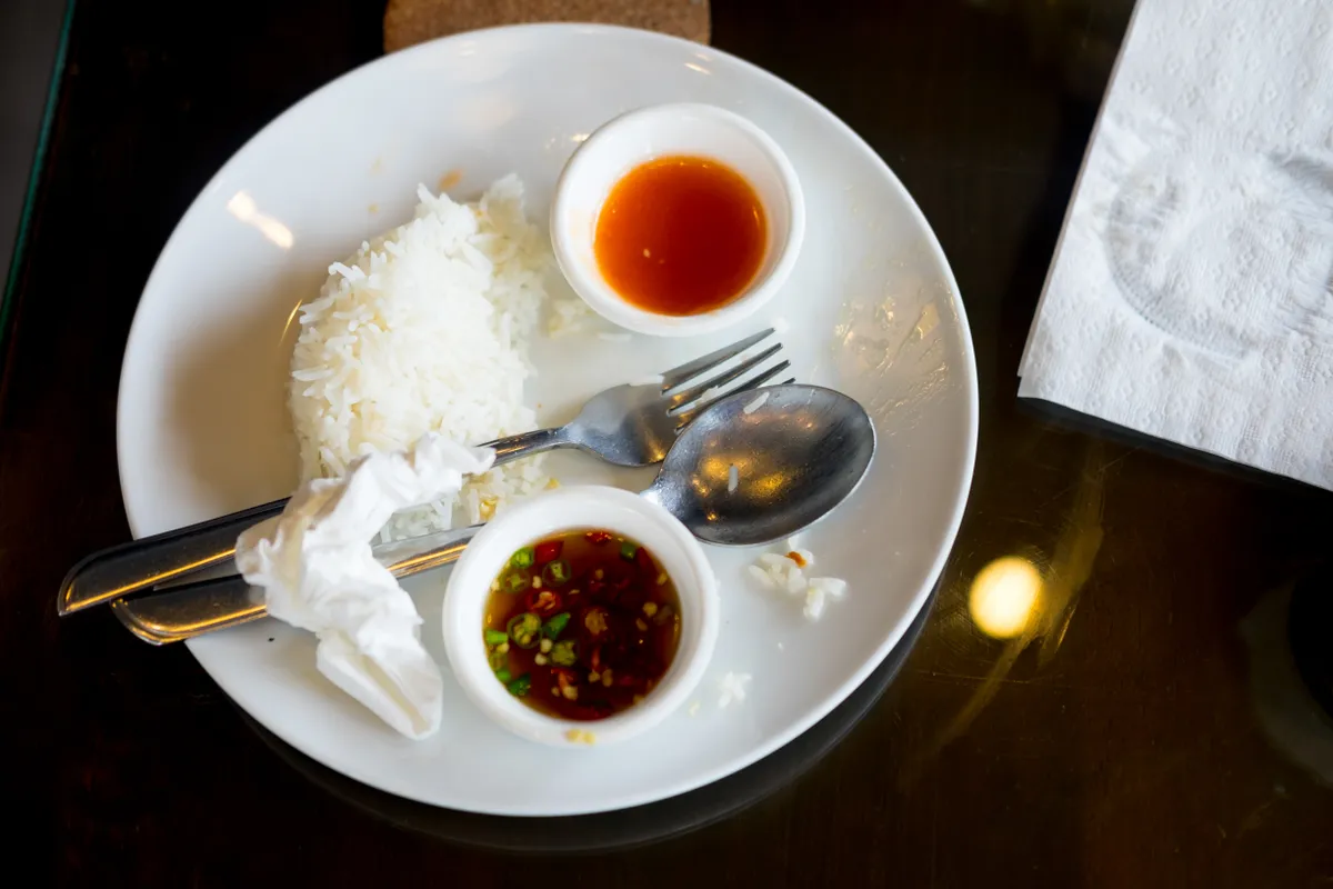 Éttermi etikett szerint befejezett fogás egy asztalon.