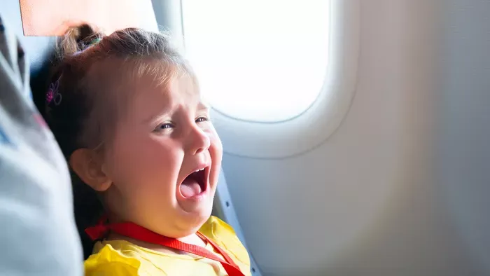 Kikészít a gyereksírás a repülőn? Segítünk!