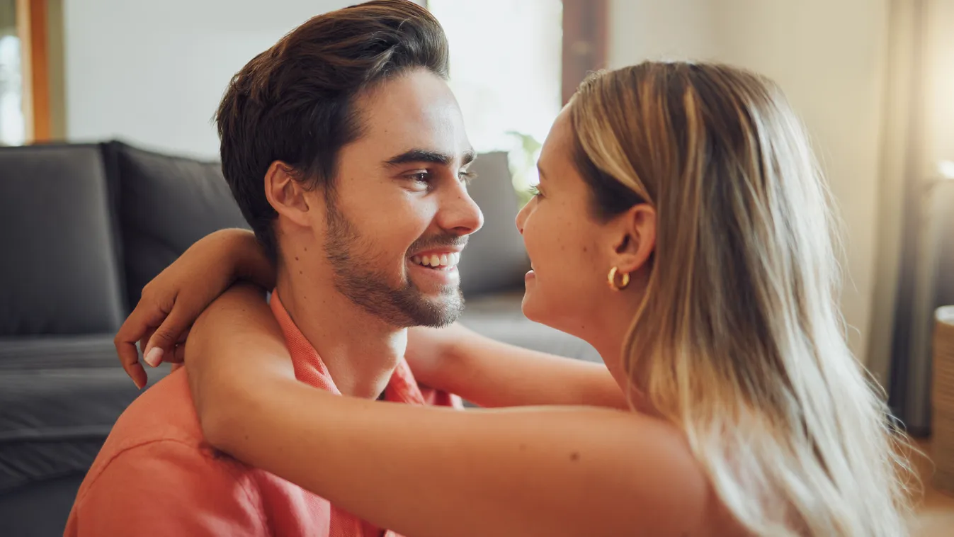 Harmonikus párkapcsolatban élő boldog pár, egymás karjaiban.