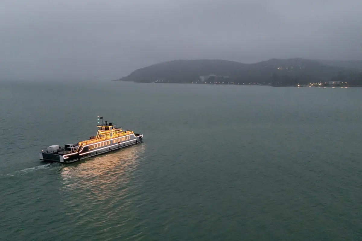 Az ünnepi fényekkel díszített komp Szántódnál 2025. december 3-án