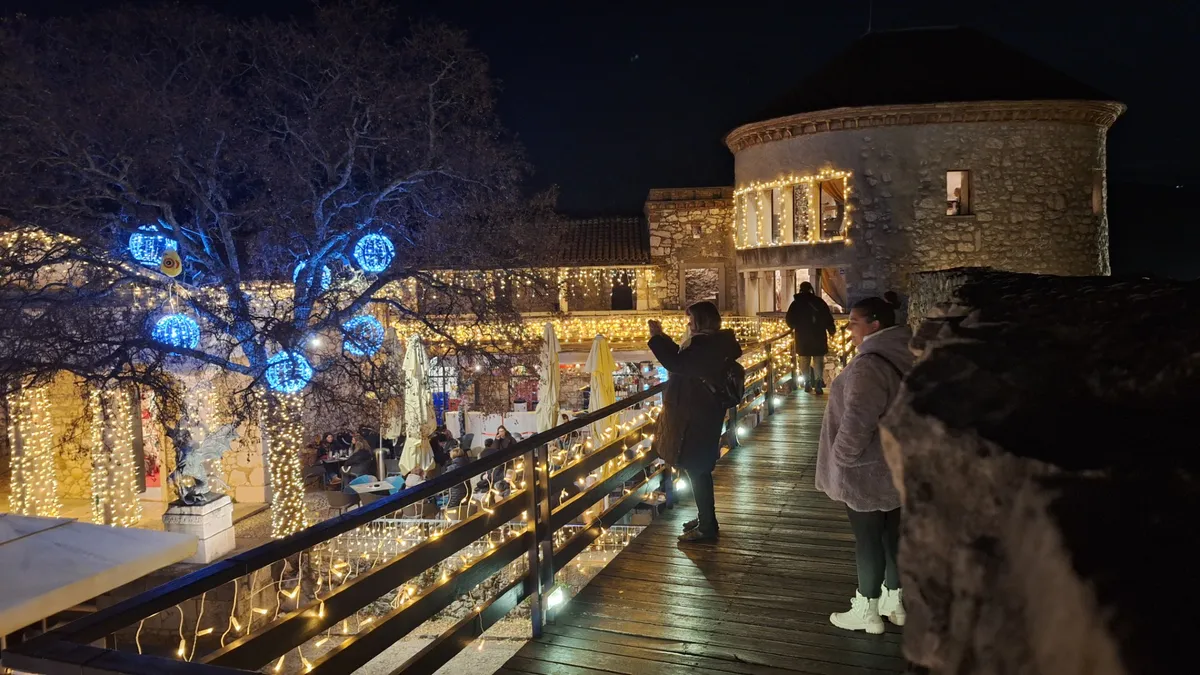 A fiumei Gradina Trsat karácsonyi vásár idején.