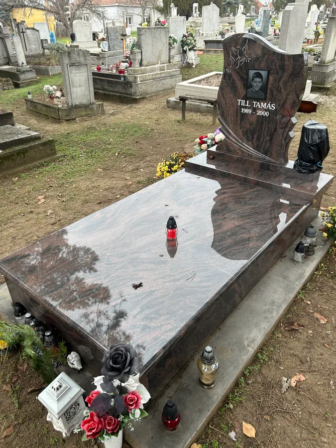 Till Tamás sírját virágok és mécsesek díszítik