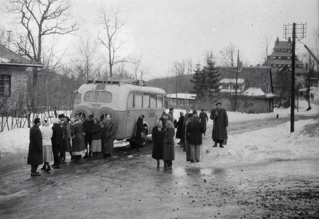 1950, Mátraháza - Busz és utasai Mátraházán. Háttérben a SZOT üdülő (korábbi Pagoda Hotel, későbbi Pagoda Pihenő Panzió).