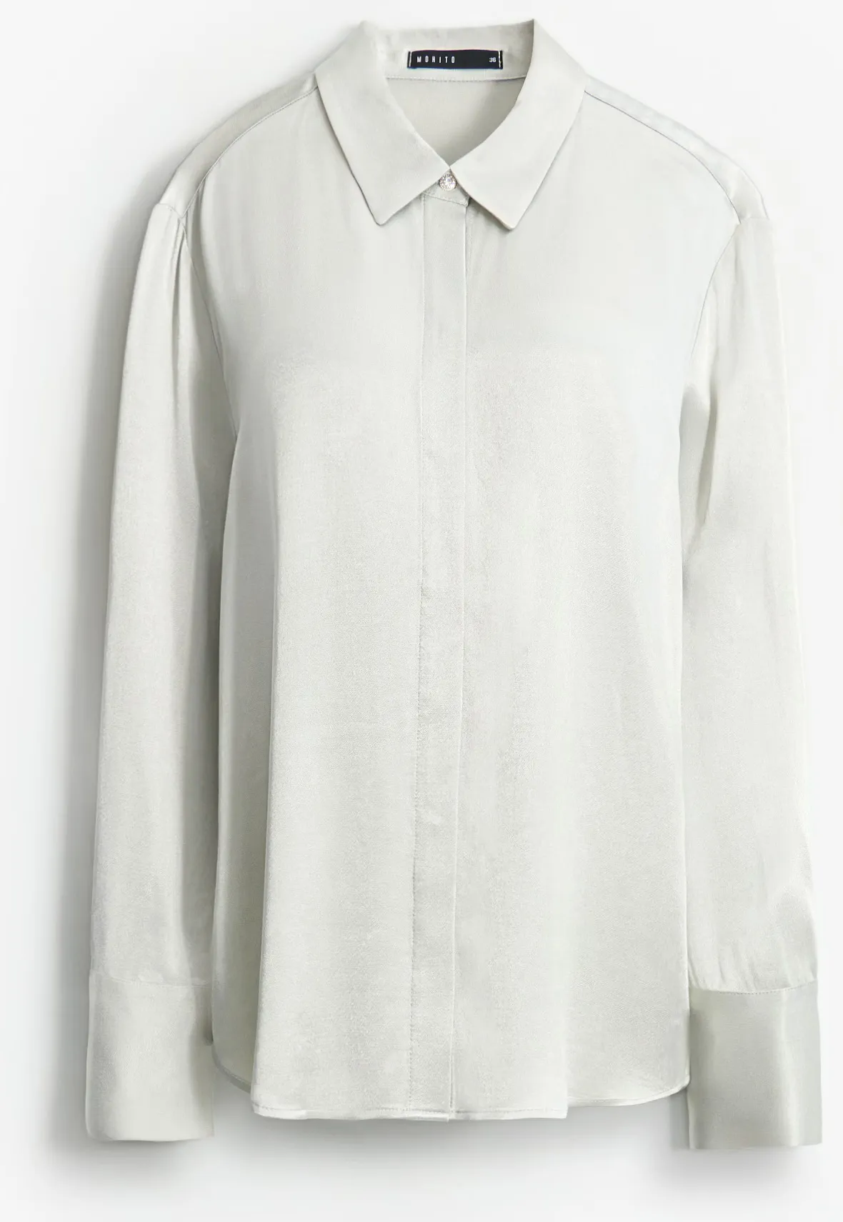 Karácsonyi divat: ezüstös szaténing.