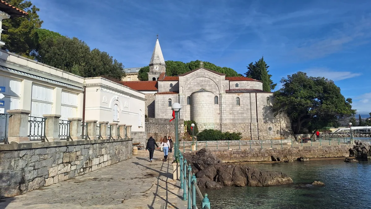 Az opatijai Szent Jakab-apátság és a Lungomare sétány.